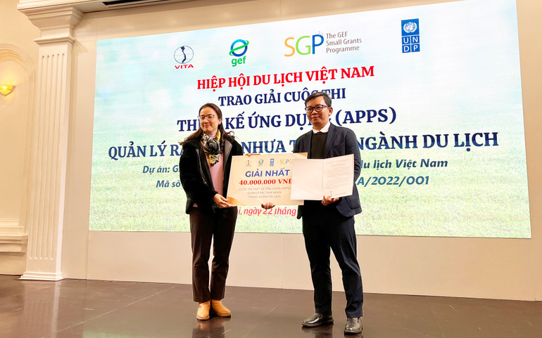 Đại diện UNDP trao thưởng trao giải Cuộc thi thiết kế Ứng dụng (apps) Quản lý rác thải nhựa trong ngành du lịch.