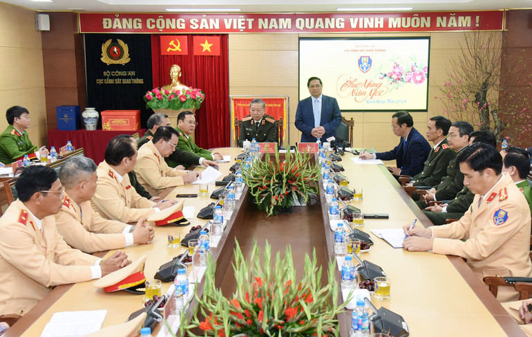 Thủ tướng đánh giá cao và biểu dương những kết quả mà lực lượng cảnh sát giao thông đạt được trong thời gian qua.