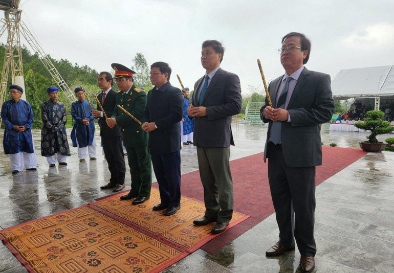 Lãnh đạo tỉnh, thành phố Huế và các ban, ngành dâng hương tượng niệm tại buổi lễ.