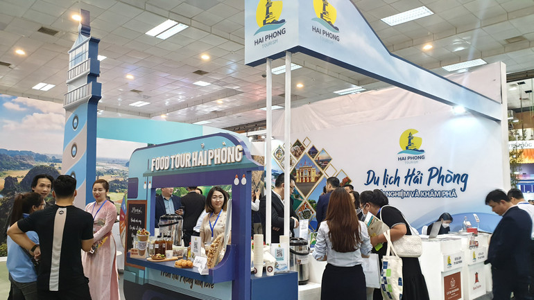 Gian hàng du lịch Hải Phòng nổi bật sản phẩm du lịch ẩm thực "Foodtour Hải Phòng". (Ảnh: T.LINH)