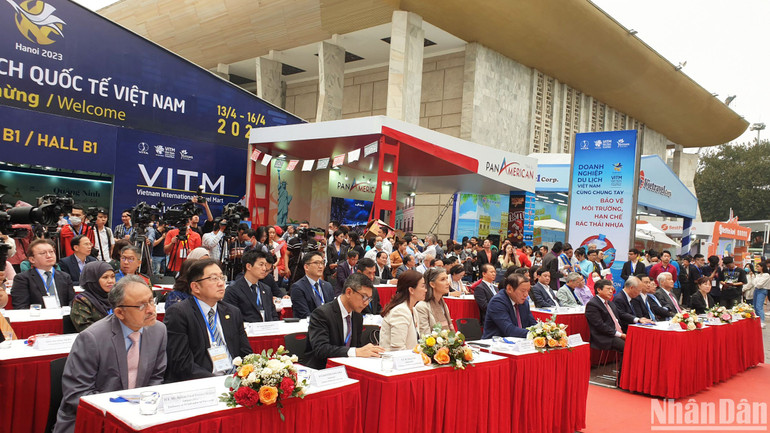 Các đại biểu tại lễ khai mạc Hội chợ Du lịch quốc tế - VITM Hà Nội 2023. (Ảnh: T.LINH)