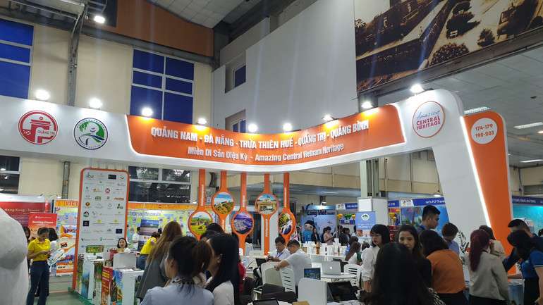 Gian hàng liên kết vùng của 5 địa phương miền trung. Đây là năm tham gia quy mô lớn nhất, đầy đủ nhất, tạo ra không gian chung của 5 địa phương, rất hấp dẫn. (Ảnh: T.LINH)