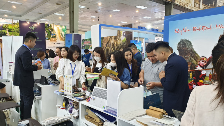 Khách hàng tại gian hàng liên kết 5 địa phương miền trung. (Ảnh: T.LINH)