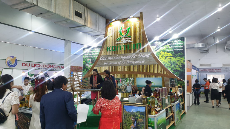 Gian hàng quảng bá du lịch Kon Tum. (Ảnh: T.LINH)