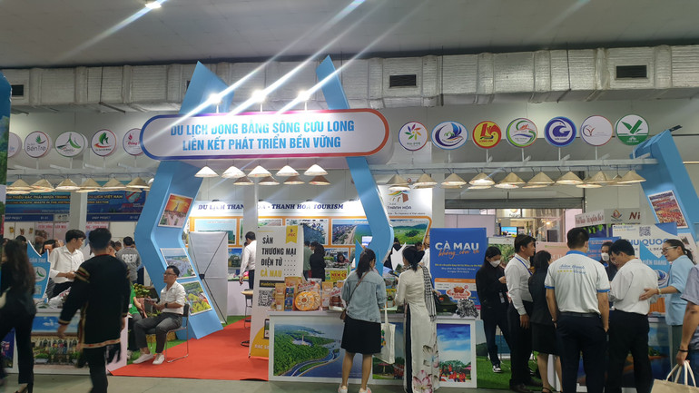 Gian hàng liên kết du lịch vùng đồng bằng sông Cửu Long. (Ảnh: T.LINH)