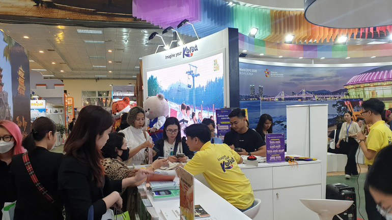 Gian hàng du lịch Hàn Quốc luôn thu hút đông đảo khách tham quan.(Ảnh: T.LINH)