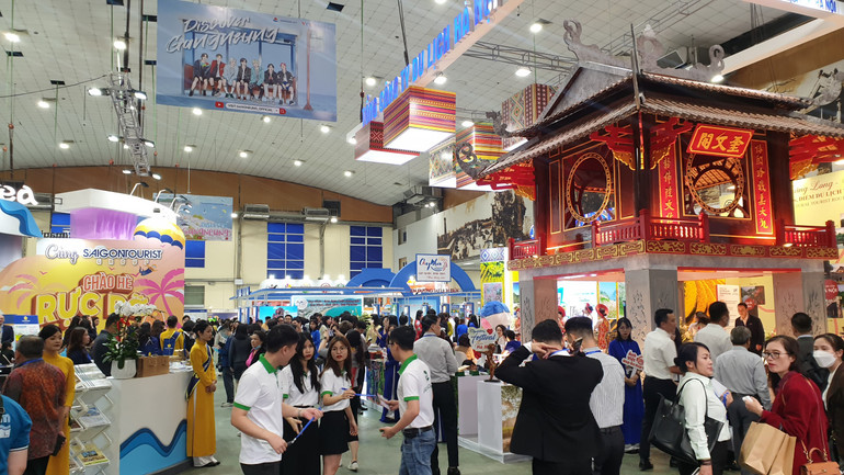 Năm nay, VITM có 450 gian hàng tham gia với hơn 600 đơn vị tham gia bán hàng. (Ảnh: T.LINH)