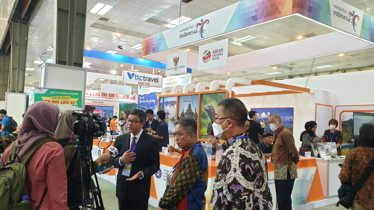 Phóng viên Indonesia tác nghiệp đưa tin về sự kiện VITM 2023. (Ảnh: T.LINH)