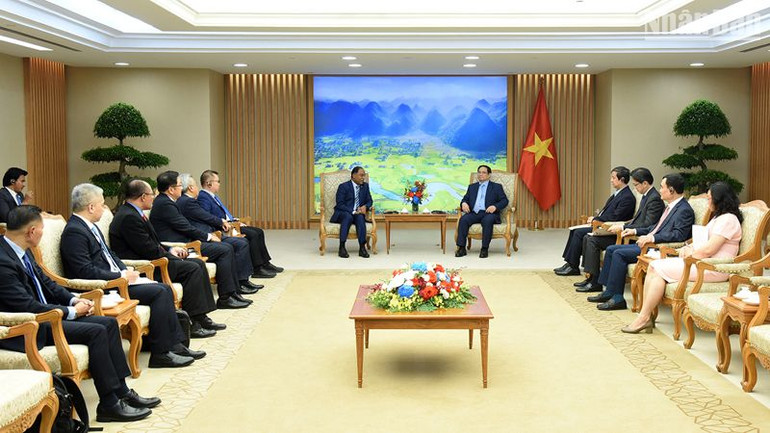 Bộ trưởng Ngoại giao Malaysia cũng nhất trí hai nước cần tiếp tục phối hợp chặt chẽ tại các diễn đàn quốc tế và khu vực, duy trì đoàn kết và vai trò trung tâm của ASEAN, đóng góp vào hòa bình, ổn định, hợp tác và phát triển ở khu vực và trên thế giới.