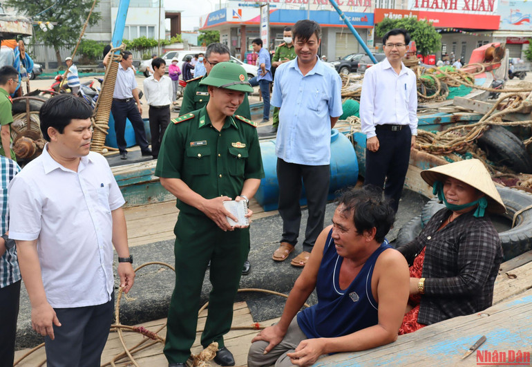 Phó Chủ tịch Ủy ban nhân dân tỉnh Quảng Ngãi Trần Phước Hiền (ngoài cùng bên trái) kiểm tra việc neo đậu tàu thuyền tại cảng cá Sa Huỳnh, thị xã Đức Phổ