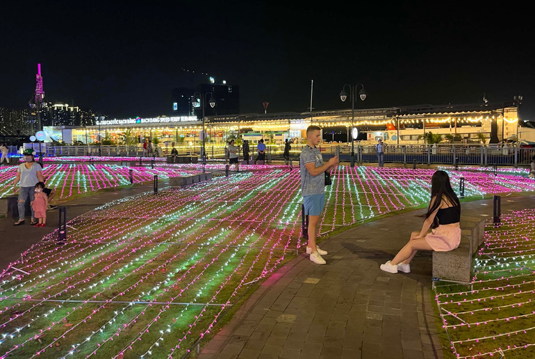 Du khách nước ngoài thích thú với khi Bến Bạch Đằng được thắp sáng.