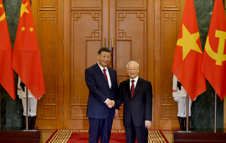 Tổng Bí thư Nguyễn Phú Trọng và Tổng Bí thư, Chủ tịch Trung Quốc Tập Cận Bình chụp ảnh chung. (Ảnh: ĐĂNG KHOA)