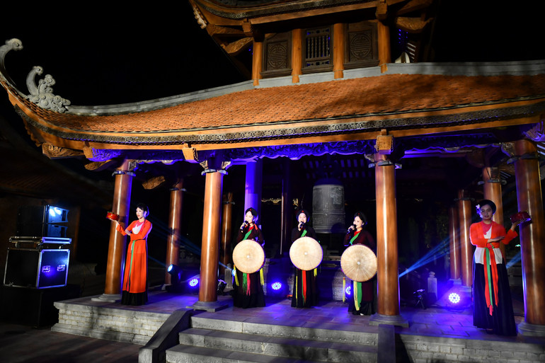 Các liền chị biểu diễn tiết mục quan họ tại Khu di tích lịch sử chiến thắng Xương Giang (thành phố Bắc Giang) (Ảnh: ĐĂNG KHOA)