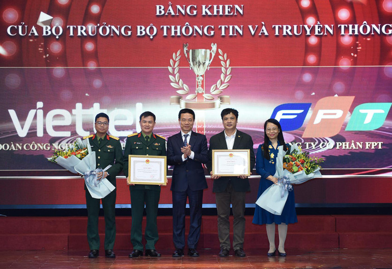 Bộ trưởng Bộ Thông tin và Truyền thông tặng Bằng khen cho Tập đoàn FPT và Tập đoàn Công nghiệp - Viễn thông Quân đội Viettel.