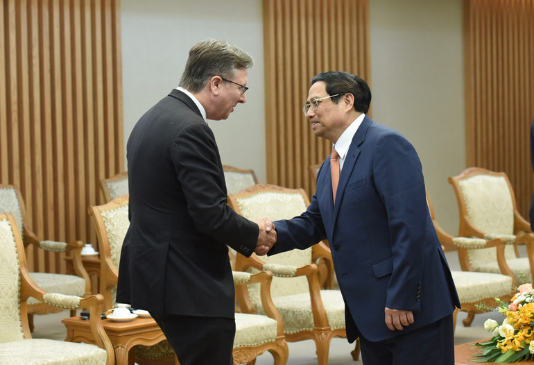 Thủ tướng Phạm Minh Chính đón các thành viên trong đoàn. (Ảnh: TRẦN HẢI)