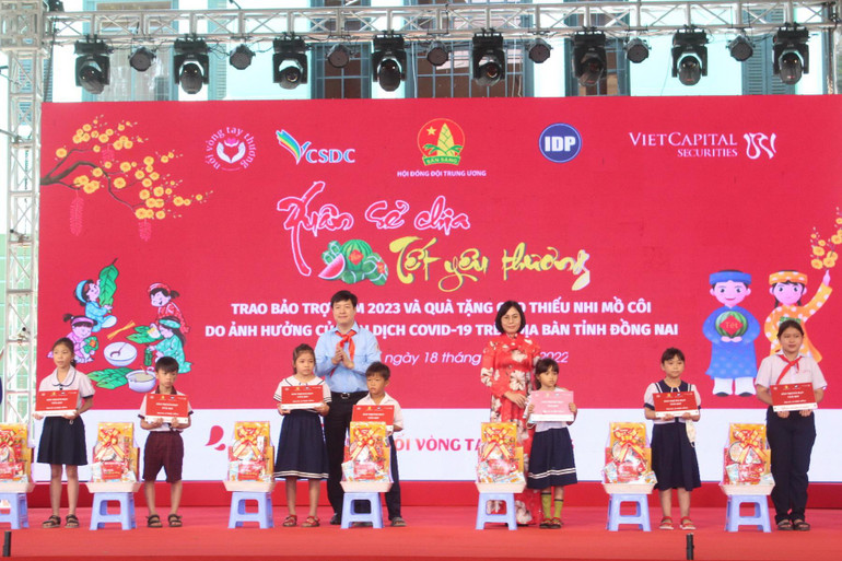 Trao tặng gói bảo trợ dài hạn và quà Tết cho các em thiếu nhi.