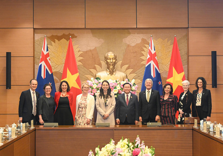 Chủ tịch Quốc hội Vương Đình Huệ và Thủ tướng New Zealand Jacinda Ardern cùng các đại biểu tại buổi tiếp. (Ảnh: Duy Linh)