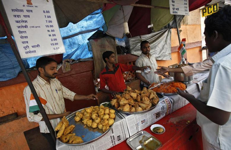 Hãy tìm quầy thali ven đường với hàng dài khách dân địa phương đang đứng chờ. (Ảnh: Reuters)