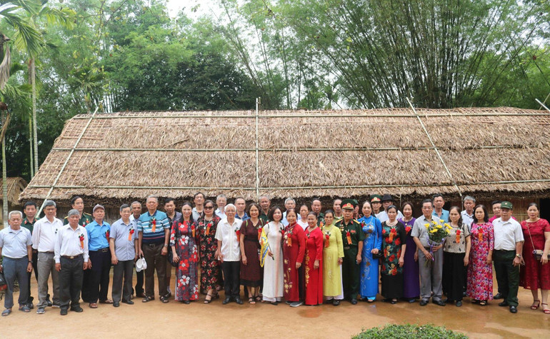 Du khách chụp ảnh lưu niệm trước mái nhà tranh quê ngoại của Bác Hồ. (Ản: Huy Thư) Du khách chụp ảnh lưu niệm trước mái nhà tranh quê ngoại của Bác Hồ. (Ản: Huy Thư)