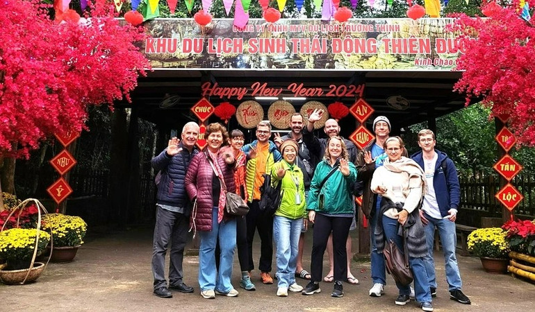 Nhóm khách du lịch nước ngoài tham quan động Thiên Đường sáng mồng 4 Tết Giáp Thìn. (Ảnh: Hương Giang)