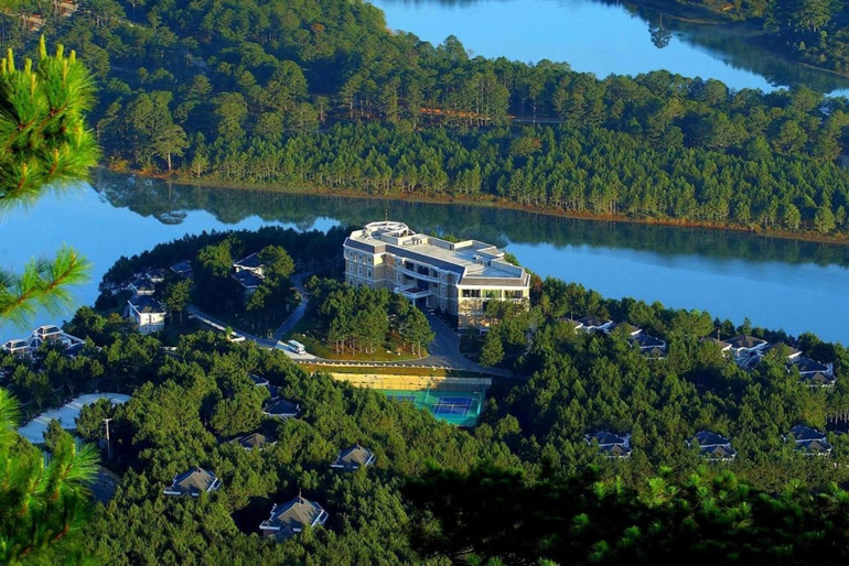 Dalat Edensee Lake Resort & Spa, nằm trải dọc theo bờ hồ Tuyền Lâm mang đến tầm nhìn tuyệt đẹp, bao quát qua khu rừng và hồ nước, mang lại sự tĩnh lặng và yên bình.