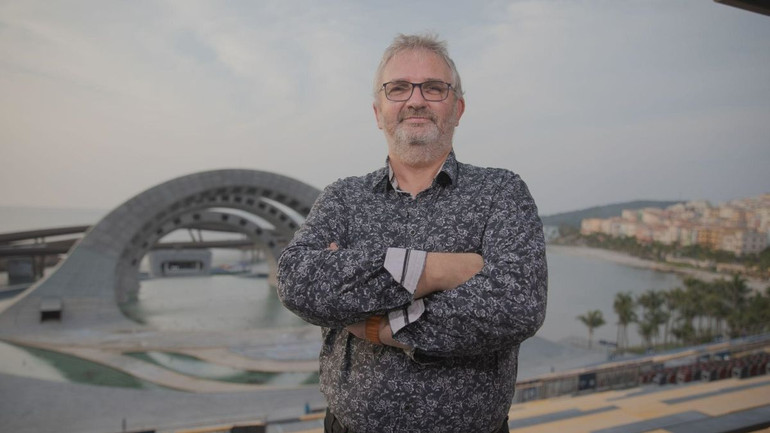 Ông Jean-Christophe Canizares - CEO của ECA2 trước sân khấu Nụ hôn của biển cả. Ông Jean-Christophe Canizares - CEO của ECA2 trước sân khấu Nụ hôn của biển cả.