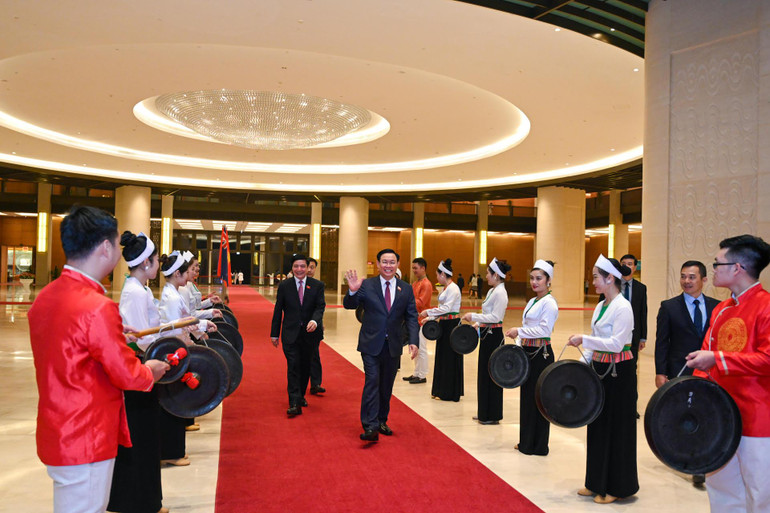 Chủ tịch Quốc hội Vương Đình Huệ dự buổi gặp mặt đại biểu Quốc hội là người dân tộc thiểu số, nhân sĩ trí thức, chức sắc tôn giáo và nhà giáo. Chủ tịch Quốc hội Vương Đình Huệ dự buổi gặp mặt đại biểu Quốc hội là người dân tộc thiểu số, nhân sĩ trí thức, chức sắc tôn giáo và nhà giáo.