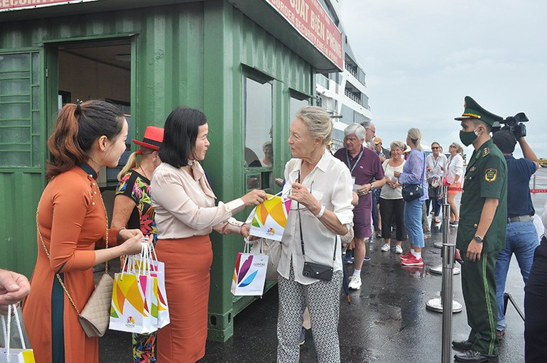 Đà Nẵng chào đón đoàn khách quốc tế du lịch tàu biển cập cảng Tiên Sa. (Ảnh: DINH NGUYỄN)