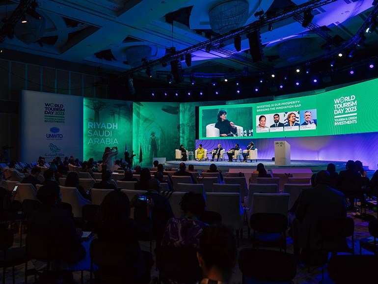 Các diễn giả tại phiên thảo luận Đầu tư vào tương lai của chúng ta. (Ảnh: UNWTO)