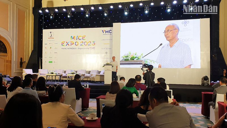 Ông Vũ Thế Bình, Chủ tịch Hiệp hội Du lịch Việt Nam phát biểu tại Tọa đàm. (Ảnh: T.LINH)
