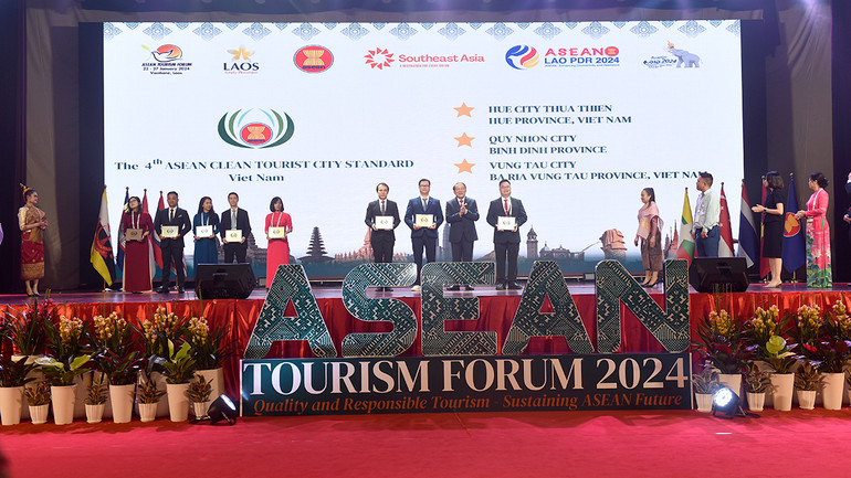 Bộ trưởng Nguyễn Văn Hùng trao giải thưởng Thành phố Du lịch sạch ASEAN. (Ảnh: Cục Du lịch Quốc gia Việt Nam)