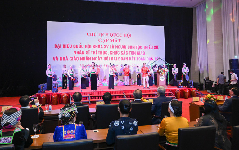 Tiết mục biểu diễn văn nghệ tại buổi gặp mặt. Tiết mục biểu diễn văn nghệ tại buổi gặp mặt.