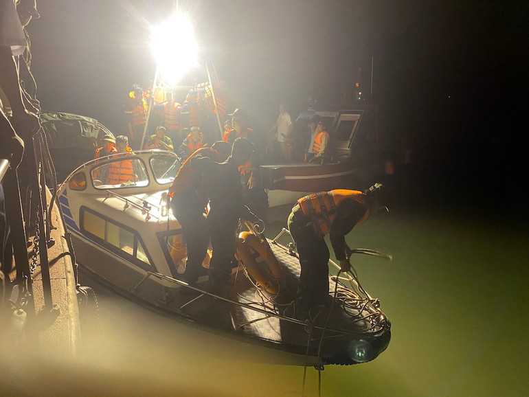 Lực lượng chức năng đang tích cực khẩn trương tìm kiếm các nạn nhân còn lại. (Ảnh: Văn Đảm)