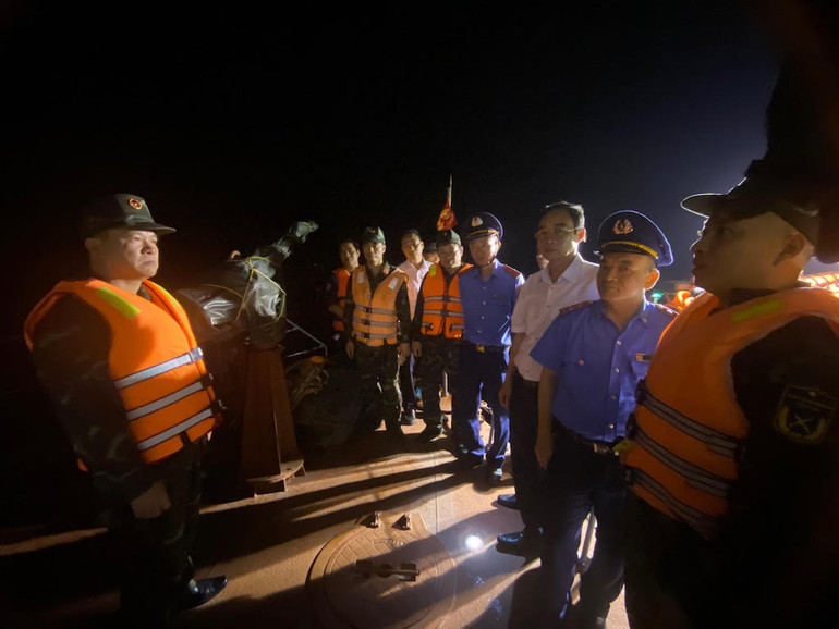 Lãnh đạo Văn phòng Ủy ban Quốc gia Ứng phó sự cố, thiên tai và Tìm kiếm cứu nạn, các lực lượng Binh đoàn 18, Bộ tham mưu Quân chủng phòng quân - không quân, Bộ chỉ huy quân sự các tỉnh Quảng Ninh và Hải Phòng, Bộ đội biên phòng có mặt tại hiện trường chỉ đạo công tác cứu hộ, cứu nạn. (Ảnh: Văn Đảm)