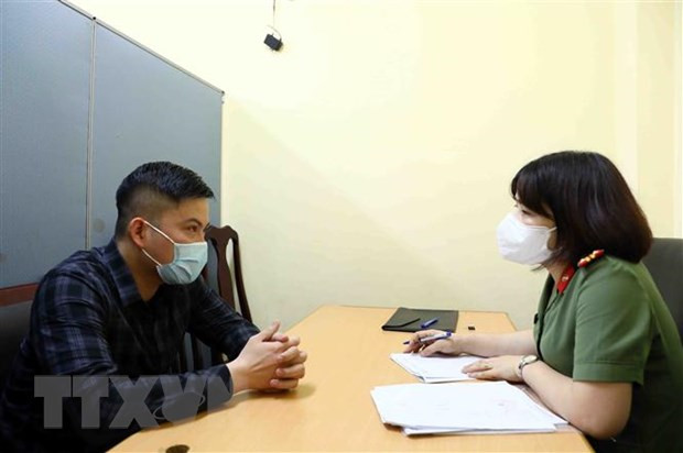 Lực lượng chức năng lấy lời khai bị can Nguyễn Phước H.. (Ảnh: Phạm Kiên/TTXVN)