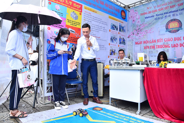 Ngoài ra, ngày hội hứa hẹn thu hút đông đảo học sinh cuối cấp các trường THCS, THPT, Trung tâm Giáo dục nghề nghiệp-giáo dục thường xuyên quận Long Biên, Hoàn Kiếm, Tây Hồ, Hai Bà Trưng, Ba Đình và huyện Gia Lâm, Đông Anh tham gia tư vấn hướng nghiệp, tuyển sinh giáo dục nghề nghiệp.