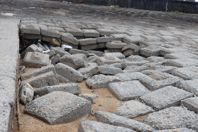 Những giải pháp khắc phục tạm thời không đủ độ an toàn bởi các điểm sụt lún, hố sâu trên thân kè ngày càng mở rộng.