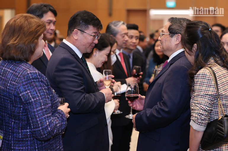 Thủ tướng Phạm Minh Chính nâng cốc chúc mừng các khách quốc tế. (Ảnh: TRẦN HẢI) Thủ tướng Phạm Minh Chính nâng cốc chúc mừng các khách quốc tế. (Ảnh: TRẦN HẢI)