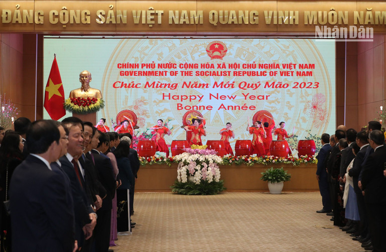 Các tiết mục biểu diễn đặc sắc tại tiệc chiêu đãi. (Ảnh: TRẦN HẢI) Các tiết mục biểu diễn đặc sắc tại tiệc chiêu đãi. (Ảnh: TRẦN HẢI)