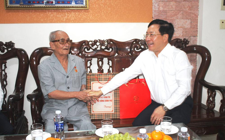 Thăm tặng quà Anh hùng LLVTND, thương binh hạng 1/4 Thái Phước Hiệp