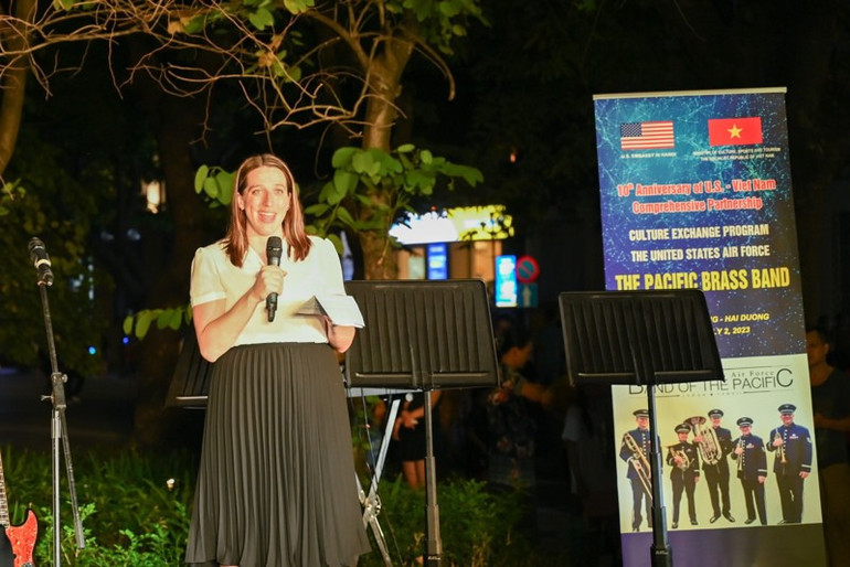 Bà Rebecca Johnson, Quyền Tuỳ viên văn hoá, Đại sứ quán Mỹ chia sẻ tại buổi biểu diễn.