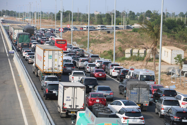 Các phương tiện giao thông bị dồn ứ cục bộ tại Km 00+00 cao tốc đoạn Phan Thiết - Dầu Giây để đi vào đường dẫn ra Quốc lộ 1A.
