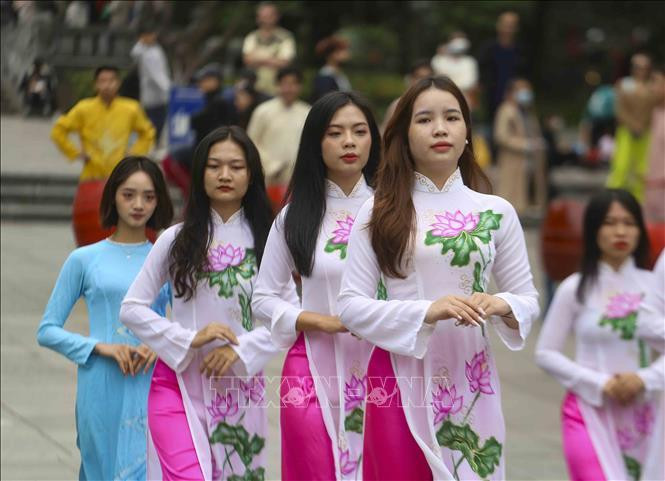 Áo dài tôn vinh vẻ đẹp rạng rỡ của người nữ sinh Thủ đô.