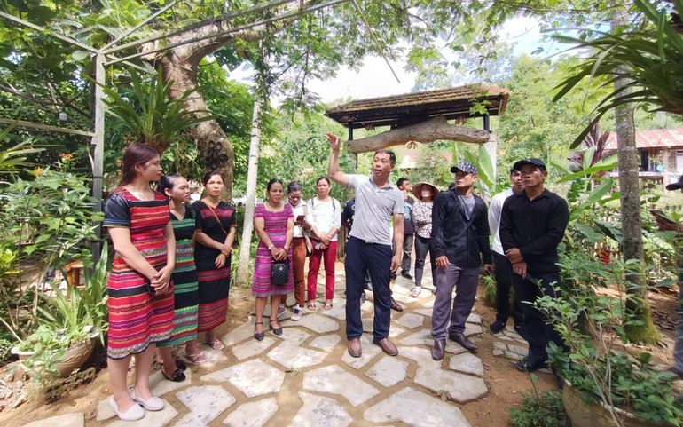 Ông Phạm Hải Quỳnh - Chủ tịch Hội du lịch cộng đồng Việt Nam đang hướng dẫn bà con dân tộc thiểu số.