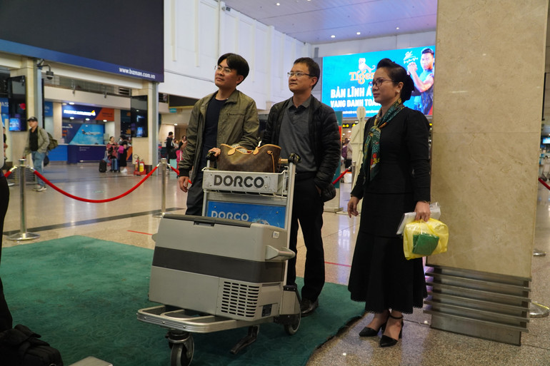 Ê-kíp ghép tạng của Bệnh viện Việt Đức vận chuyển “quả tim” của người hiến ra sân bay về Hà Nội.