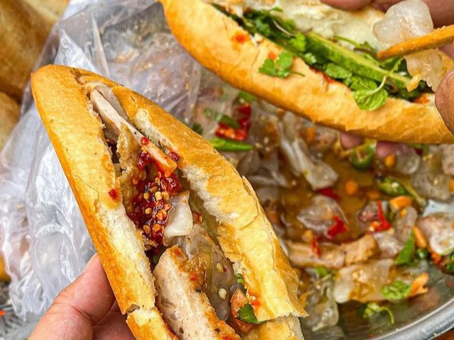 Món bánh mì bột lọc độc đáo ở Huế.