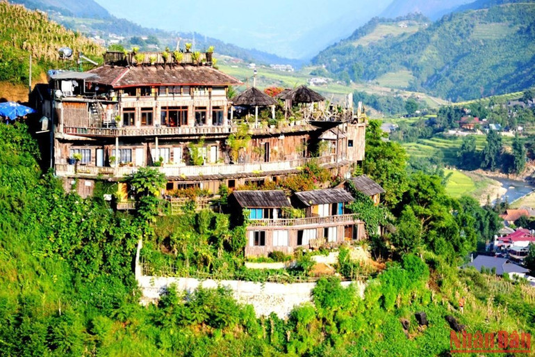 Một điểm check-in mùa vàng Sa Pa được nhiều du khách tìm đến. (Ảnh: QUỐC HỒNG) Một điểm check-in mùa vàng Sa Pa được nhiều du khách tìm đến. (Ảnh: QUỐC HỒNG)