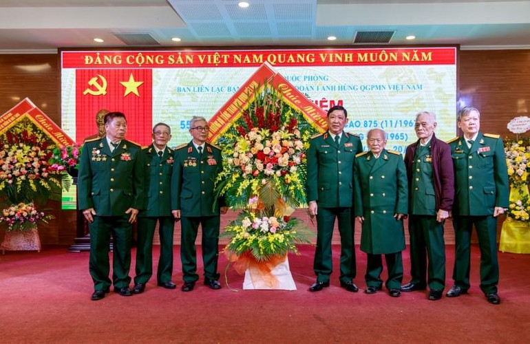 Thượng tướng Huỳnh Chiến Thắng, Phó Tổng Tham mưu trưởng Quân đội nhân dân Việt Nam thừa ủy quyền Đại tướng Phan Văn Giang, Ủy viên Bộ Chính trị, Phó Bí thư Quân ủy Trung ương, Bộ trưởng Quốc phòng, tặng lẵng hoa chúc mừng