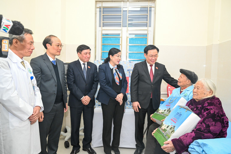 Chủ tịch Quốc hội Vương Đình Huệ thăm, tặng quà 2 cán bộ tiền khởi nghĩa đang điều trị tại Bệnh viện đa khoa huyện Định Hóa.