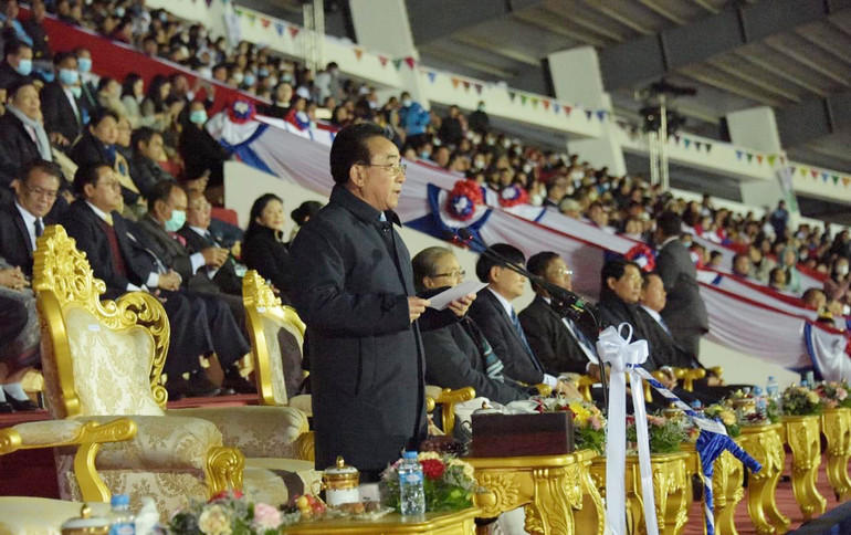 Thủ tướng Lào Phankham Viphavanh đọc diễn văn bế mạc Đại hội. (Ảnh: Báo Pasaxon) Thủ tướng Lào Phankham Viphavanh đọc diễn văn bế mạc Đại hội. (Ảnh: Báo Pasaxon)